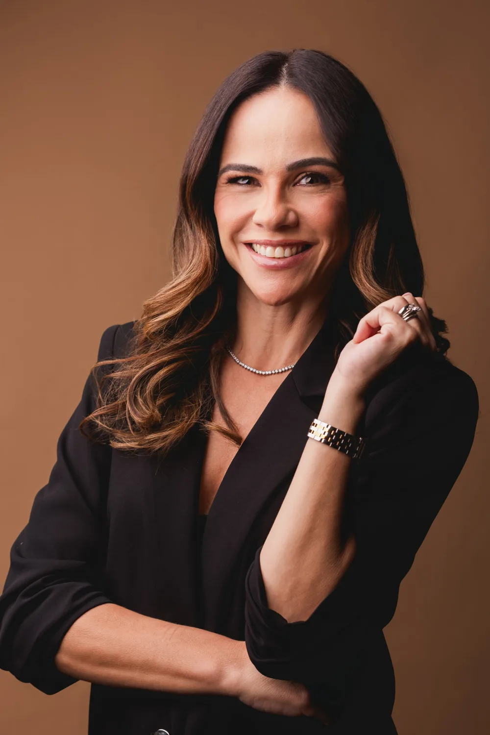 Retrato da Dra. Poliana Momm, de blazer preto