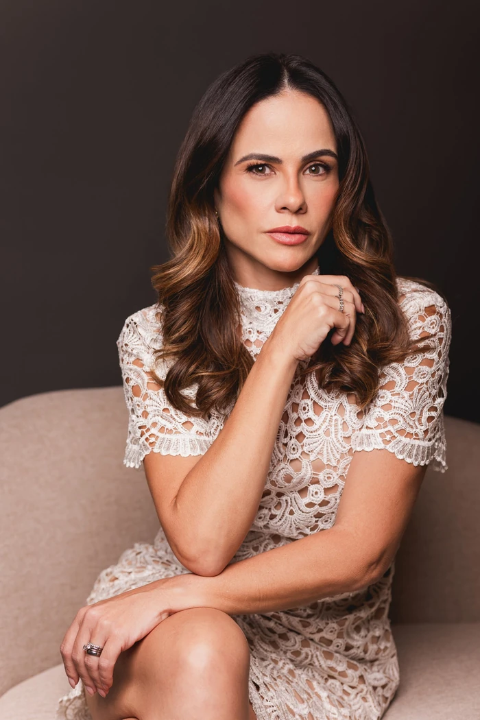 Dra. Poliana Momm, de vestido de renda branco